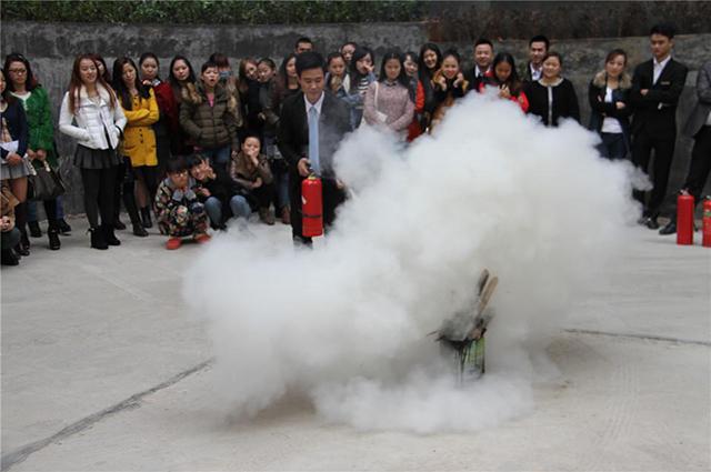 灭火器使用：一提二拔三扫射