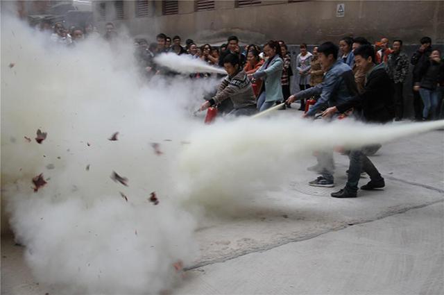 众人齐射火焰熄