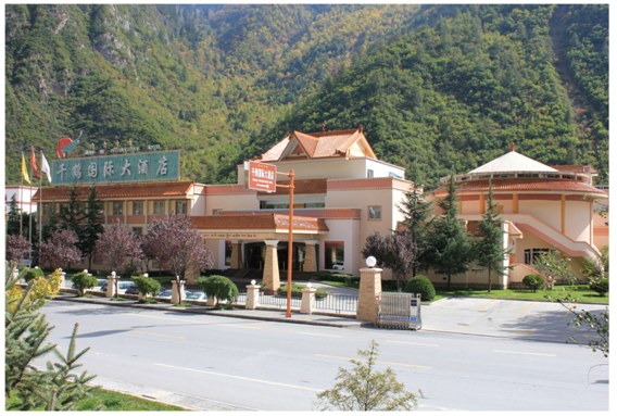 千鹤国际大酒店位于九寨沟规划宾馆区内,距九寨沟风景区入口处仅1.