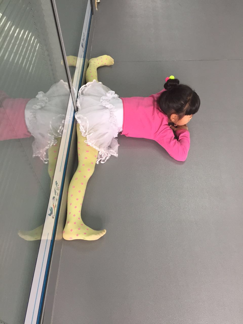 1.继续每天勾脚贴墙趴横叉,膝盖伸直