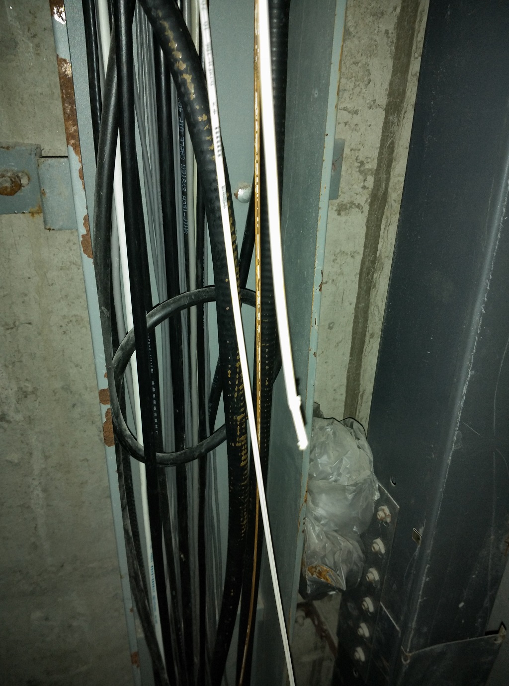 弱电井没有锁闭,线路被破坏