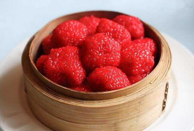 办喜宴,除了熓头熄肉以外,红色杨梅馃也是必不可少的:杨梅馃是以红