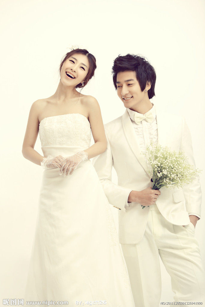 最上方可以用你们结婚照片做头像,然后是男方姓名,女方姓名.